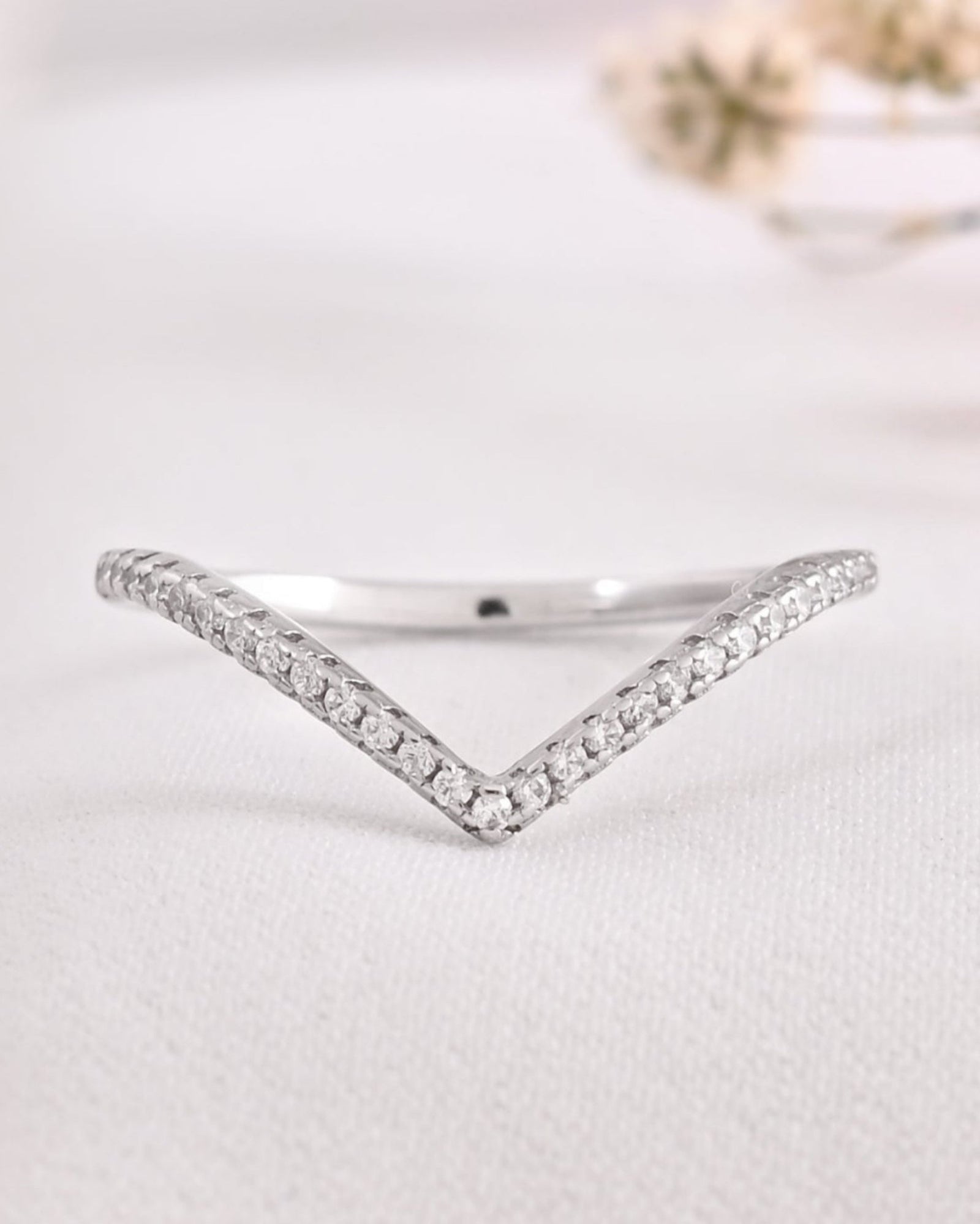 V Crest Ring