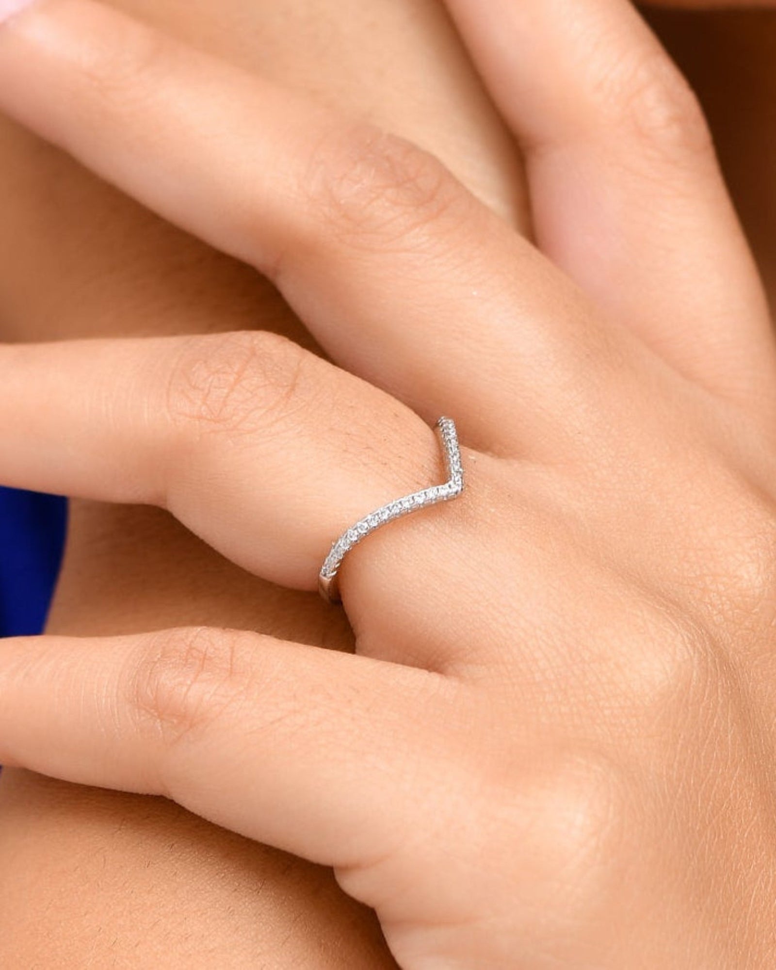 V Crest Ring